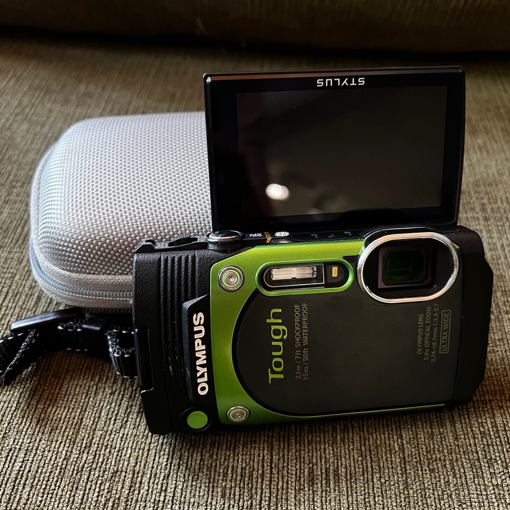 Olympus Stylus Tough TG-870 (Green) Waterproof/Shockproof 16 MP Digital Camera